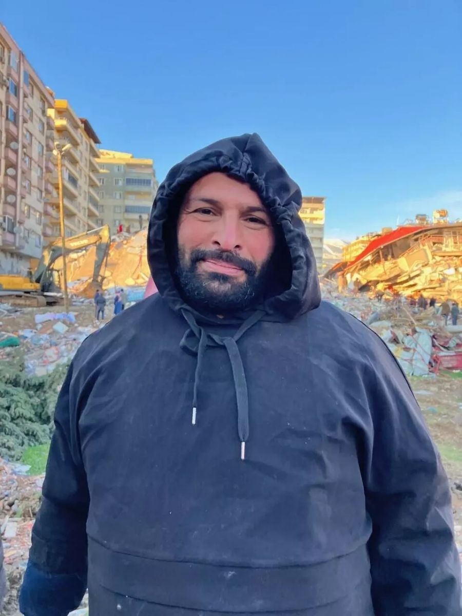 أورهان كوسون، عراقي الأصل، أنقذ بالفعل نحو خمسة عشر شخصا من تحت الأنقاض في كهرمان مرعش، في تركيا. © آسيا حمزة / فرانس24