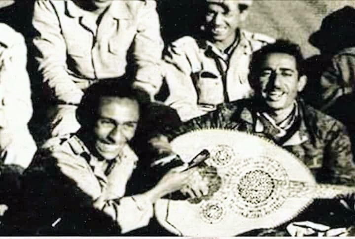 الفنان علي الآنسي وهو يغني في جبهات القتال، أثناء معارك فك الحصار عن صنعاء