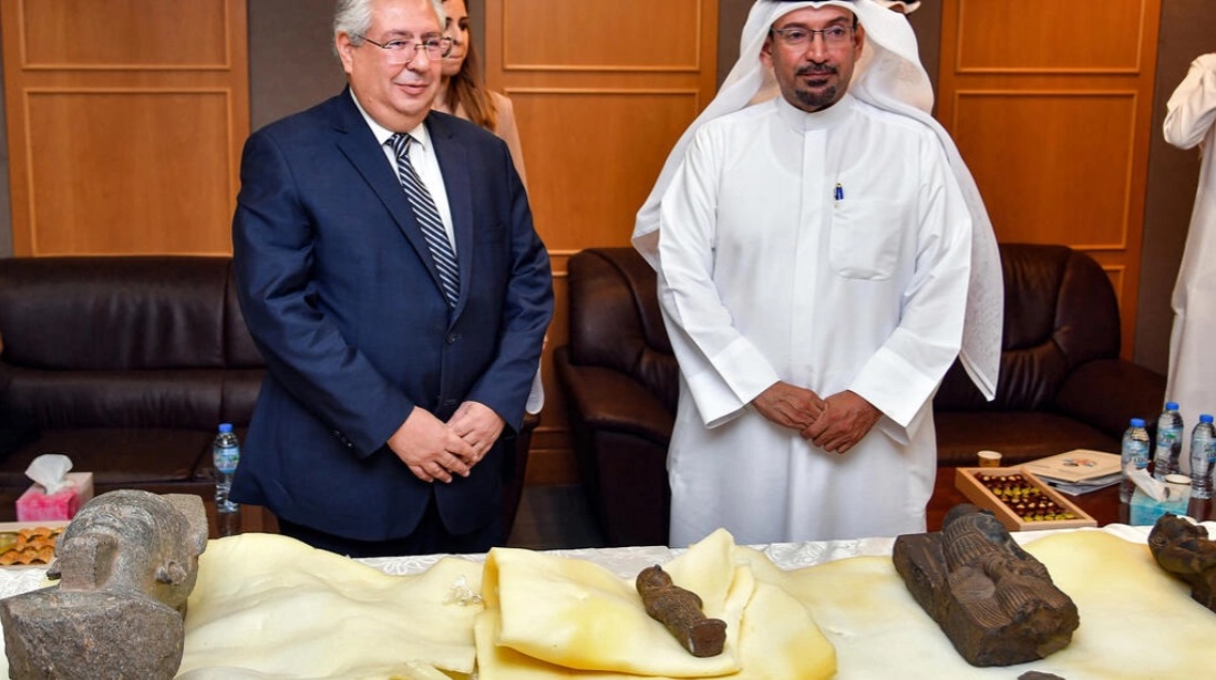 مدير إدارة الآثار والمتاحف في المجلس الوطني للفنون والثقافة والأداب الكويتي سلطان المطلق الدويش (إلى اليمين) مسلماً قطعاً أثرية مهرّبة للسفير المصري لدى الكويت أسامة شلتوت (إلى اليسار) في 16 حزيران/يونيو 2022 ياسر الزيات اف ب