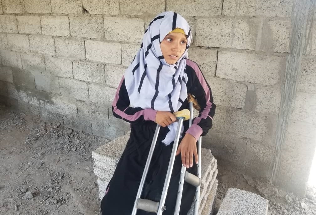 خرجت لجلب الماء لكن قذائف المليشيات سرقت طفولتها وقدمها