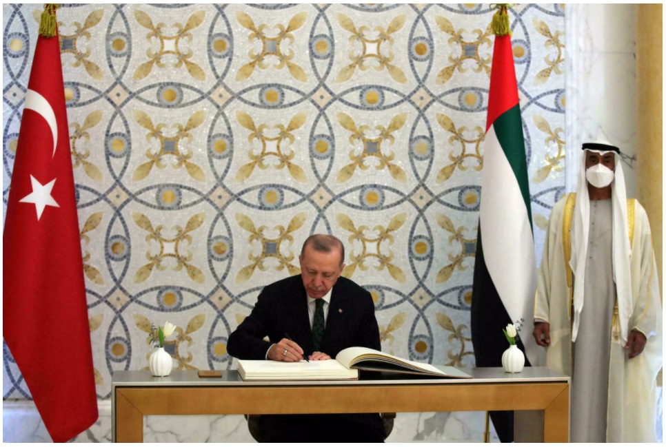 الرئيس التركي رجب طيب اردوغان يتكب رسالة في كتاب الزوار في قصر الوطن في أبوظبي في 14 شباط/فبراير 2022 (أ ف ب)